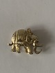 Elefant med 2 
rubiner i 14 
karat Guld
Stemplet 585
Måler H. ca. 
17,14 mm x L. 
24,52 mm
Med ...