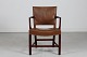 Kaare Klint 
(1888-1954)
Den røde stol 
af mahogni med 
armlæn
betrukket med 
brunt patineret 
...