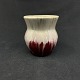 Højde 8,5 cm.
Vase fra 
Michael 
Andersen i 
deres meget 
kendte og 
smukke 
løbeglasur.
Vasen er ...