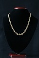 Smuk og elegant 
halskæde i 14 
karat massivt 
guld, med smukt 
formet led som 
knude. Designet 
er ...