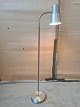Standerlampe i 
metal, fra 
1990erne.
Den har 
brugsspor.
Højde 118cm 
Diameter på fod 
19cm