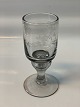Glas Portvin 
Røgfarvet med 
skarvering
Højde 12 cm ca
Brede 4,6 cm i 
dia
Pæn og 
velholdt stand
