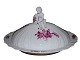 Royal 
Copenhagen 
Purpur Blomst 
Svejfet, stort 
lågfad med 
putti figur på 
toppen.
Denne er ...