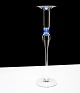Holmegaard, 
Attica, 
Lysestage stor 
størrelse, klar 
glas med blå 
knop. Designet 
af Anja Kjær i 
...