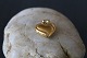 Smukt udført 
guldhjerte, med 
simpelt mønster 
i 14 karat 
guld. Dette 
lille vedhæng 
er romantisk 
...
