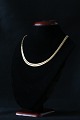 Denne smukke og 
elegante 
halskæde i 14 
karat guld fra 
Geneve, er både 
eksklusiv og 
meget flot. ...