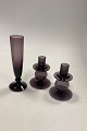 Wedgewood 
Kunstglas 
Moderne Vase og 
Par lysestager 
i Violet
Måler 18,5cm / 
7.28 inch og 
11cm ...