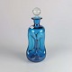 Klukflaske i 
blå med klar 
prop
Producent 
Holmegaard
Lettere 
brugsspor under 
bund
Højde 24 ...