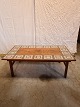 Sofabord i 
fineret 
palisander med 
kakler, fra 
1960erne.
Det har 
brugsspor.
Højde 49cm 
Bredde ...