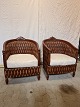2 Lænestole i 
mahogni og 
kurveflet, fra 
1990erne.
De har 
brugsspor.
Højde 82cm 
Sædehøjde 44cm