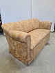 Overpolstret 
sofa fra 
1930erne.
Den har 
brugsspor, et 
lille hul i 
betrækket og 
den er ...