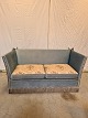 Spansk sofa i 
velour med 
vendbare 
hynder, fra 
1980erne.
Den har 
brugsspor/patina.

Ryghøjde ...