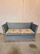 Spansk sofa i 
velour med 
vendbare 
hynder, fra 
1980erne.
Den har 
brugsspor/patina.

Ryghøjde ...