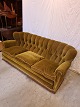 Overpolstret 
sofa i velour, 
fra 1930erne.
Den har 
brugsspor/patina 
og betrækket 
her ...
