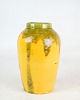 Keramik vase 
med gul og 
grønlig glassur 
fra omkring 
1960'erne. 
H:16  Dia:7
