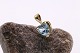 Smukt lille 
hjerteformet 
vedhæng i 14 
karat guld, med 
indlagt blå 
sten. Det lille 
vedhæng vil ...