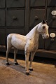 Dekorativ , 
svensk 1800 
tals træ hest i 
fin grå farve 
og med en fin 
patina. 
Hesten har 
glas ...