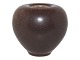 Saxbo keramik, 
miniature vase.
Højde 6,0 cm., 
bredde 6,5 cm.
Mærket med 
nummer ...