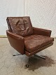 Lænestol i 
læder med 
metalfod, fra 
1960erne.
Den har 
brugsspor/patina.

Ryghøjde 70cm 
Sædehøjde ...