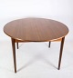 Spisebord af 
teaktræ med 
indbygget 
tillægsplade og 
runde ben af 
dansk design 
fra omkring ...