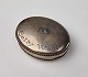 Oval pilleæske 
af sølv med 
inskriptionen 
Betty Wagle
Højde 2 cm
Bredde 4,5 cm
Længde 6 cm