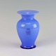 Amfora vase i 
opal blå glas. 
Vasen er 
mundblæst ved 
Holmegaard 
glasværk og var 
en gave til de 
...