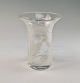 Filigran vase i 
klart glas med 
motiver i 
platin 
silketryk af 
hvide blade. 
Vasen er 
fremstillet i 
...