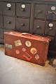 Dekorativ , 
gammel 
rejsekuffert i 
læder med en 
super fin 
patina og gamle 
rejsemærkater 
fra ...