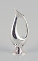 Modernistisk 
finsk sølvvase. 
Organisk form. 
813 sølv.
Datering: 1959 
(F7). 
Stemplet.
I flot ...