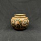 Højde 12,5 cm.
Flot 
kohornsdekoreret 
Kähler vase fra 
1920'erne.
Den er 
stemplet HAK 
...