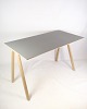 Skrivebordet, 
kendt som Model 
Copenhague 
CPH90, er et 
imponerende 
stykke 
møbeldesign 
skabt af de ...