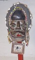 Maske udført i 
træ fra 
Elfenbenskysten.
 Dekoreret med 
forskellige 
effekter bl.a. 
spejle ! I god 
...