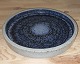 Stort rund skål 
I keramik fra 
Palshus 
fabrikken. 
Dækket af 
blålig glasur. 
Grå kant. 
Designet af ...