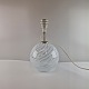 Mundblæst lampe 
af transparent 
glas med hvide 
striber, der 
understreger 
lampefodens 
runde ...