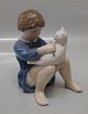 Kgl. figur fra 
Royal 
Copenhagen 4631 
Pige med kat  
John Calster 15 
cm 2. I hel og 
fin stand
