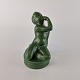 Grøn keramik 
figur af en 
dreng som 
sidder med 
finger i mund
Design Axel 
Sørensen
Producent ...