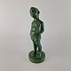 Grøn glaseret 
keramik figur 
af en dreng med 
hænderne i 
lommen. No 925
Design Verner 
...