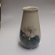 Vase I porcelæn 
fra Bing & 
Grøndahl. 
Dekoreret med 
blomster. I god 
stand uden 
skader eller 
...