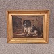 Oliemaleri på 
lærred med 
portræt af 
hundehvalp 
siddende ved 
siden af en 
skål med ...