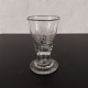Glas til vin 
med hul stilk 
og indgraveret 
adelig 
monogram. 
Fremstillet I 
19. århundrede 
...