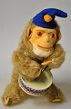 Mekanisk abe 
spillende på 
tromme, 20. 
årh. Tyskland. 
Med hue. H. 17 
cm. 
Made in West 
Germany. 