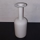 Hvid flaskevase 
i glas designet 
af Otto Bauer 
for Holmegaard 
Glasværk. 
Fremstår I god 
stand uden ...