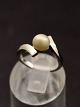 14 Karat 
hvidguld ring 
størrelse 52 
med ægte perle 
fra guldsmed 
Kjeld Larsen 
Rønnede emne 
nr. 564660