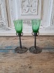 Par Art Nouveau 
snapseglas. 
Kummen er af 
slebet grønt 
glas monteret 
på tin fod
Højde 11,5 cm.