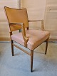 Armstol i 
bøgetræ med 
læderbetræk, 
fra 1950erne.
Den har 
brugsspor.
Ryghøjde 90cm 
Sædehøjde 47cm
