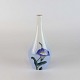 Vase med slank 
hals i glat 
porcelæn i 
gradueret blå 
nuance med 
motiv af blå og 
hvid ...