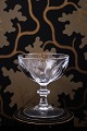 Gammel 
champagneskål i 
krystalglas med 
fint enkelt 
slibning.
H: 10,5cm. 
Dia.: 9cm. (3 
stk. haves)
