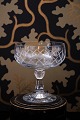 Gammel 
champagneskål i 
krystalglas med 
fint enkelt 
slebent mønster 
på siden af 
glasset . H: 
...