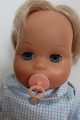 Dukke fra 
1950-erne
"Tiny Tears 
Doll"
H: ca. 31cm
Stempel i 
nakken: Made in 
England ...