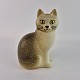 Keramikfigur af 
en 
hånddekoreret 
kat fra serien 
Måns Midi. 
Figuren blev 
designet i ...